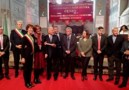 La premiazione di Raffaella Sarboraria, ditta con 50 anni di anzianità nel settore commercio abbigliamento 